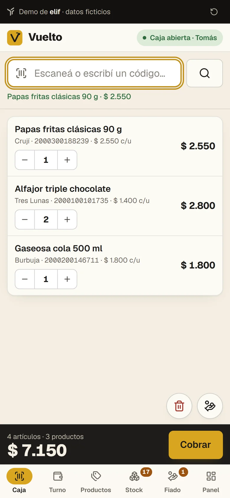 Vuelto en el celular: caja con tres productos escaneados y la barra de cobro de $ 7.150
